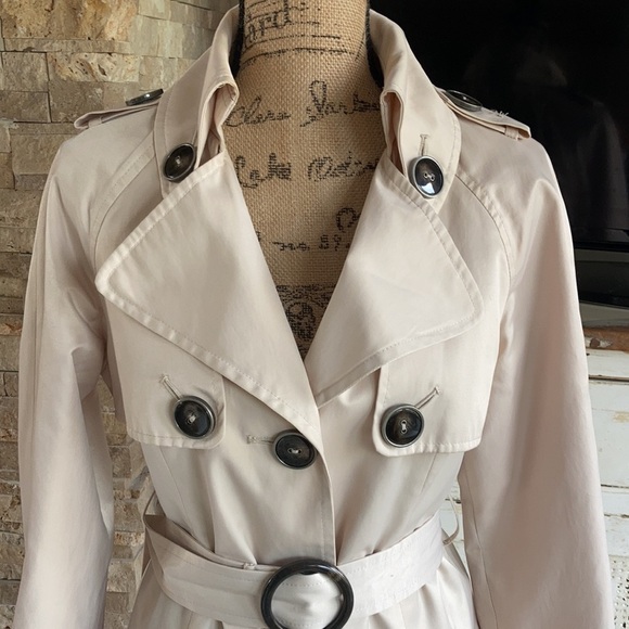 green with envy light tan/creamy beige trench coat with belt Size M - Picture 2 of 12